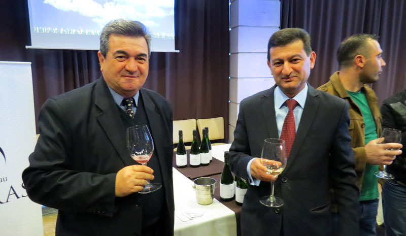 Заместитель министра экономики НКР Сергей Шахвердян (слева) и преподаватель университета Месроп Маштоц Гариб Бабаян дегустируют разные вина...