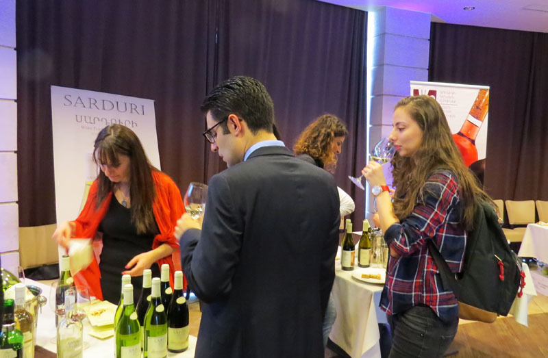 У столика с вином фирмы Sarduri, Армения.