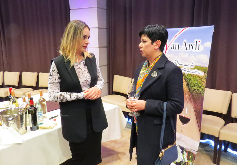 Министр культуры НКР Нарине  Агабалян(справа) с гостьей из Армении Ани Согомонян.