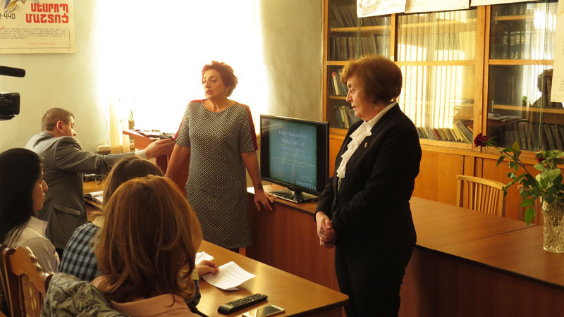 Карина Суреновна (слева) и Вера Герасимовна открывают мероприятие.