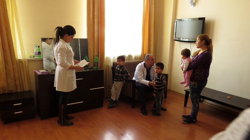 Беженка из Мартакерта Асмик Гарибян на приёме у детского врача Лалаяна.
