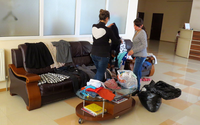 Девушки-работницы гостиницы рассортировали вещи, привезённые мной.