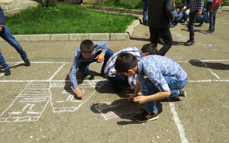 Пацаны рисуют Папика и татика (деда и Бабу).