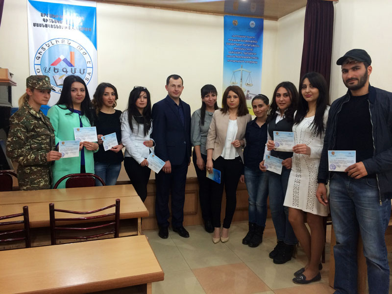 Получение сертификтов. Из-за ситуации на фронте, не все смогли прийти.