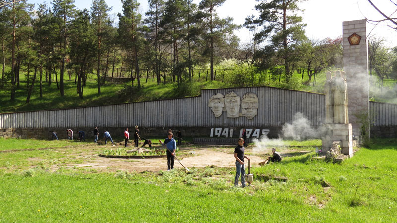 Ученики решили привести в порядок территорию вокруг памятника.