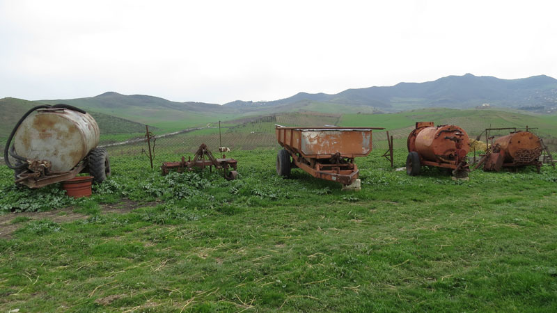 Необходимые для хозяйства чан для воды, культиватор, лафет для перевозки собранного винограда, опрыскиватель (слева на право). Есть также собств