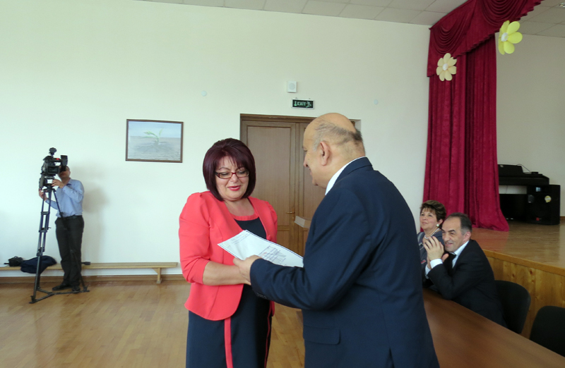 Награждение педагога Степанакертской школы №3 г.Степанакерта Гоар Маилян.