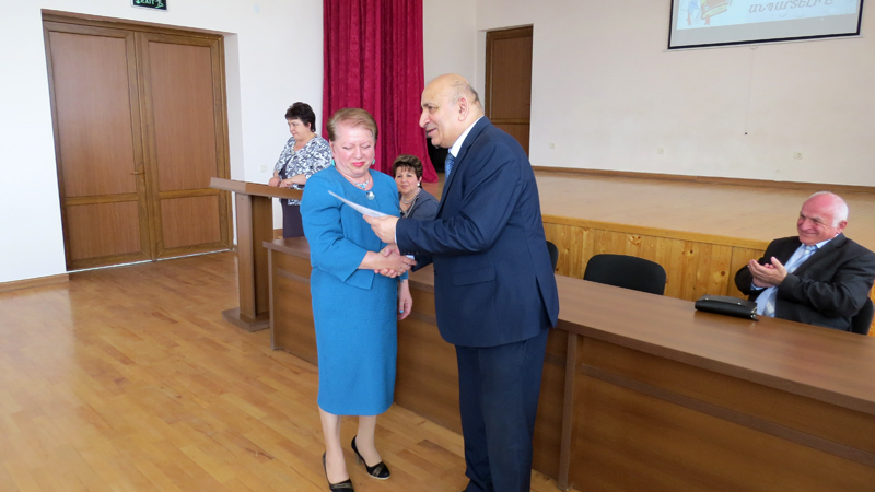 Нагораждение директора физико-математической школы Сусанны Нерсесян.
