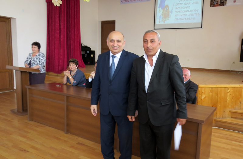 Награждение педагога Мартунинской школы №2 Арама Петросяна.
