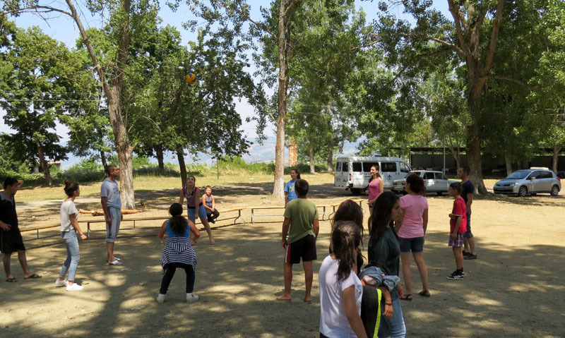 После занятия, дети разных возрастов, разделившись на небольшие группы, играли в волейбол... После занятия, дети разных возрастов, разделившись на небольшие группы, играли в волейбол...