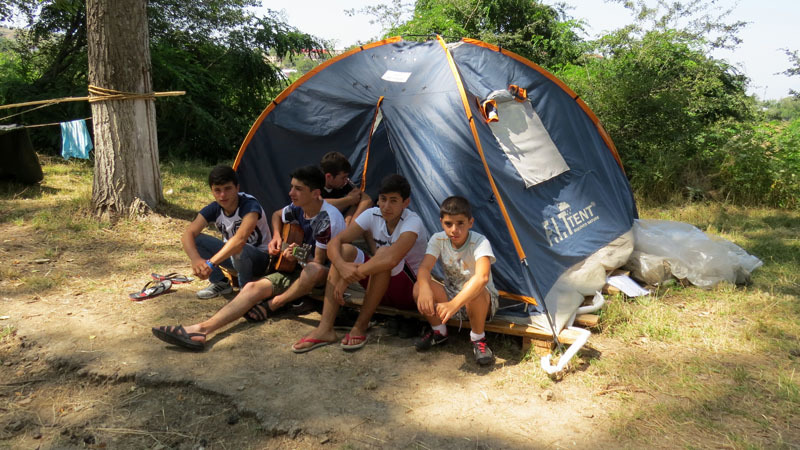 А Юра с друзьями сидел у своей палатки и играл на гитаре, исполняя свои песни... А Юра с друзьями сидел у своей палатки и играл на гитаре, исполняя свои песни...