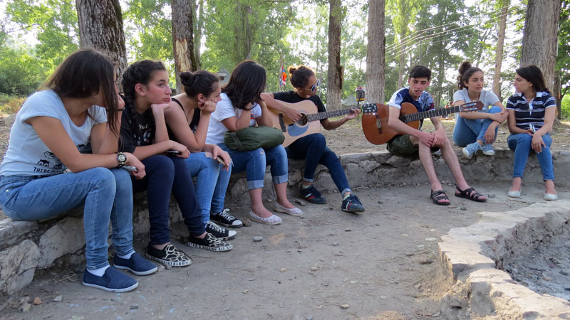 Под тенью деревьев сидели парни и девушки скауты, «бренчали» на гитаре, пели песни на русском и армянском языках... Я сделал небольшие ролики, которые выставляю для вас, друзья... Под тенью деревьев сидели парни и девушки скауты, «бренчали» на гитаре, пели песни на русском и армянском языках... Я сделал небольшие ролики, которые выставляю для вас, друзья...