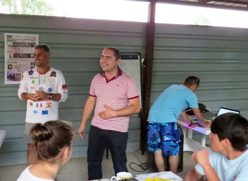 Но всех нас ожидал приятный сюрприз – в лагерь приехал известный альпинист Ара Хачатрян, ливанский армянин, житель Марселя (Франция), который два месяца назад поднялся на Эверест. Этот его подъём занял ровно два месяца. Со-председатель НПО «Айки ... Но всех нас ожидал приятный сюрприз – в лагерь приехал известный альпинист Ара Хачатрян, ливанский армянин, житель Марселя (Франция), который два месяца назад поднялся на Эверест. Этот его подъём занял ровно два месяца. Со-председатель НПО «Айки серунд» Ерванд Аджиян представил Ару всем и дал ему слово.