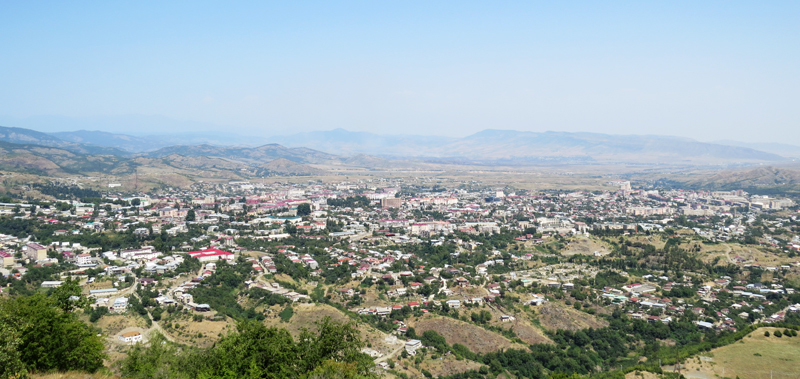 После обеда мы начали собираться домой. И тут, многие участники форума начали просить организаторов, чтобы остаться ещё на ночь. Естественно, им дали «добро» и 30 человек остались в лагере, а остальные вернулись домой, кто в Степанакерт, кто дальше -... После обеда мы начали собираться домой. И тут, многие участники форума начали просить организаторов, чтобы остаться ещё на ночь. Естественно, им дали «добро» и 30 человек остались в лагере, а остальные вернулись домой, кто в Степанакерт, кто дальше - в районы Карабаха...
