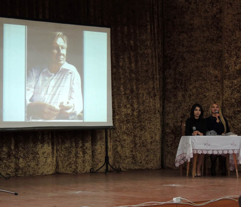 Ведущие (слева на право) Лариса Погосян и Ангелина Даниелян, студентки 3 курса русской филологии АрГУ.