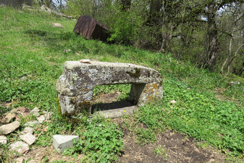 Согласно традиции, страждущие и больные трижды проползают через этот камень, чтобы излечиться от недугов.