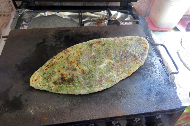 Готовый женгелов ац на раскалённой саже (чугунная плоская плита).