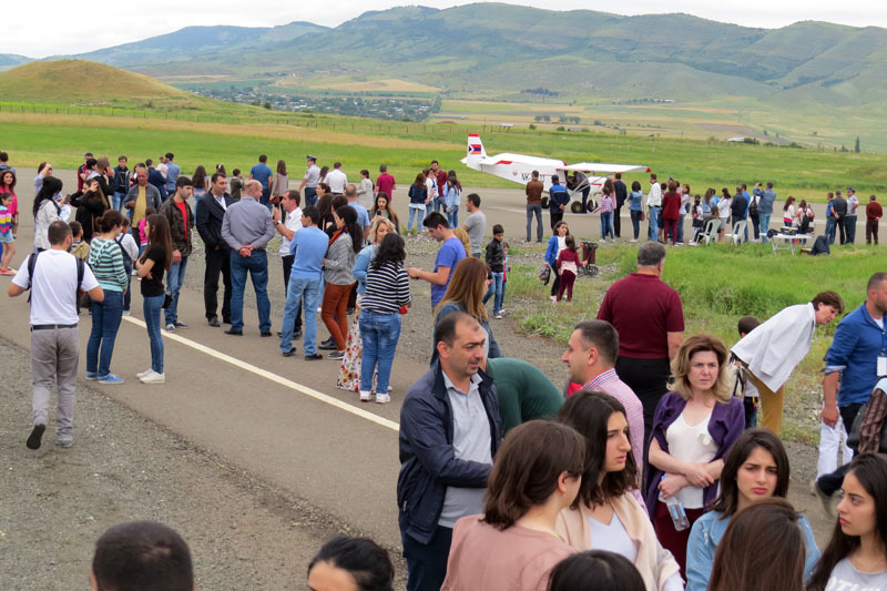 А здесь любители покатаься на двухместном самолёте.