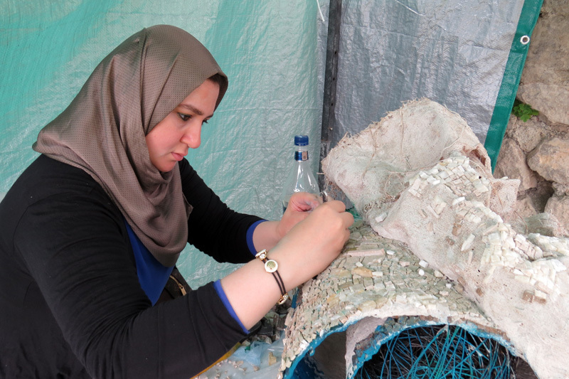 Тяжёлая работа - приклеивать камешек к камешку...