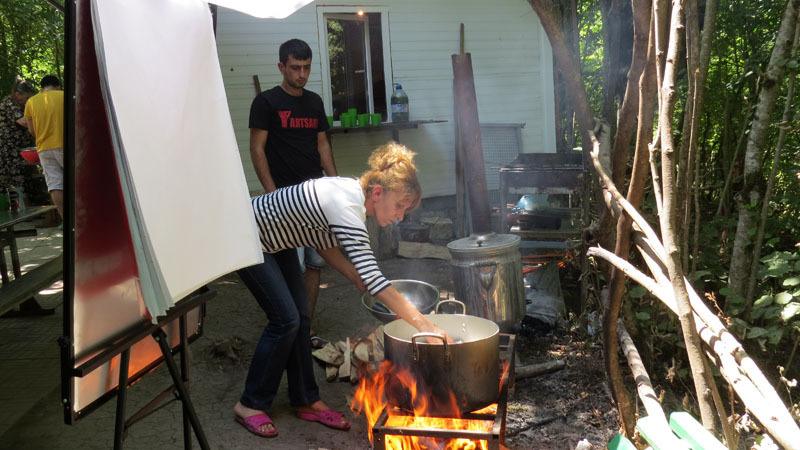 У каждого своя работа. У Нуне - вовремя и вкусно накрмить молодёжь.
