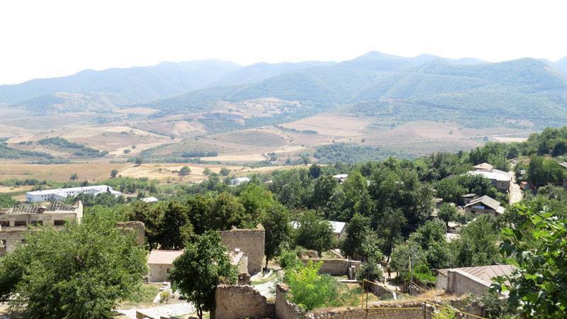  Вид с церкви Св. Ованеса на горы, окружающие село и разрушенные постройки дворца мелика Егана.