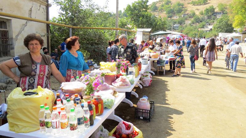 В самом селе Тог, по дороге  на площадку (территория меликства), где должно пройти мероприятие, уже стояли столы, где люди выставили на продажу вино-водочные изделия...