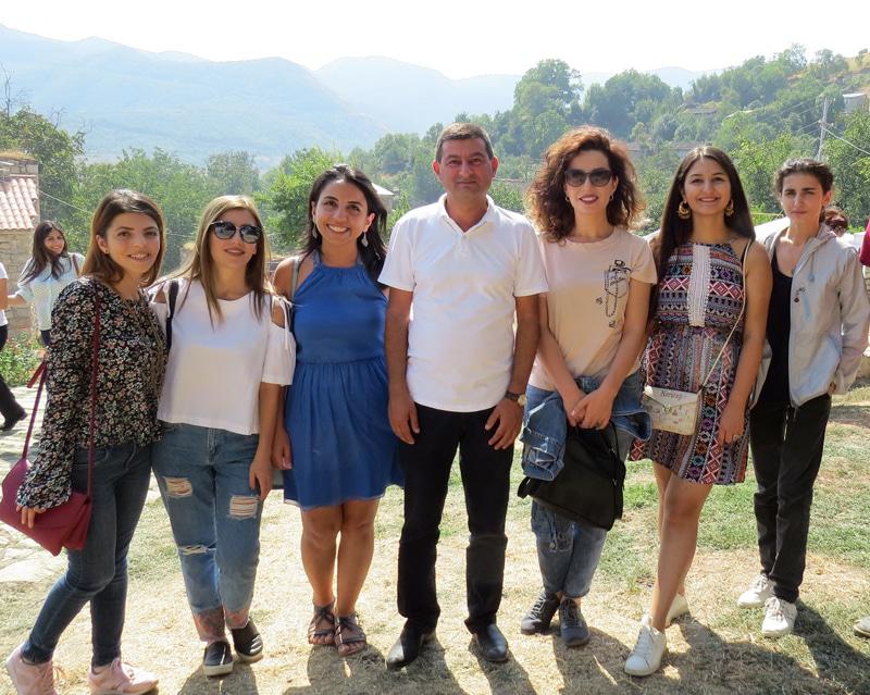 Девушки подлетели к Шахвердяну, взяли его в «кольцо» и попросили меня сфотографировать их с ним на память