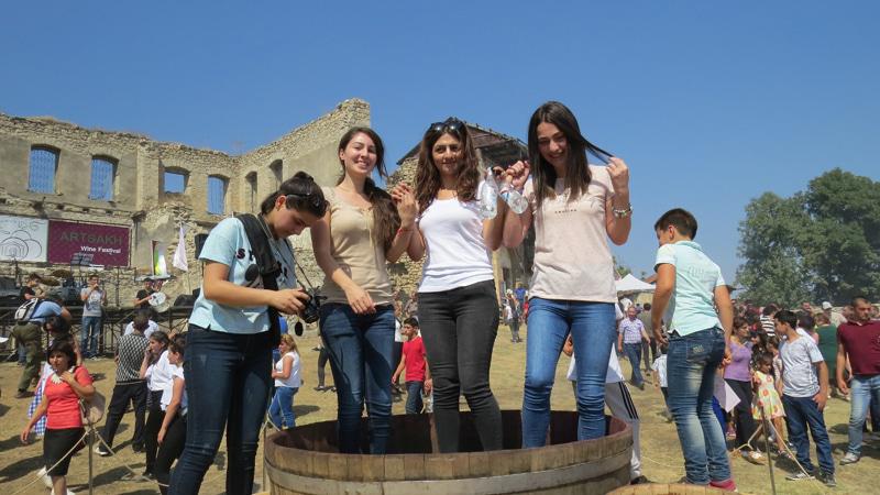 Девушки от души топчут ногами виноград...