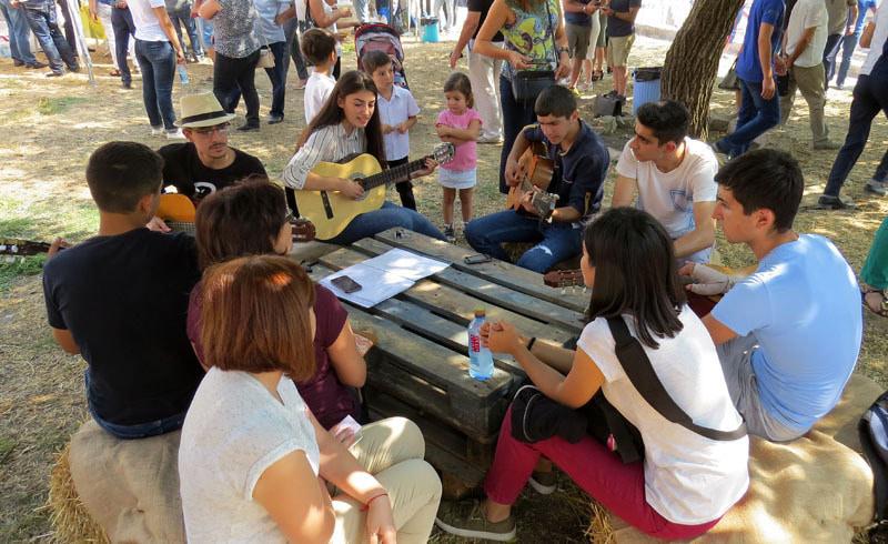  Было отрадно наблюдать за посетителями фестиваля, как они веселятся, общаются, дегустируют вино, поют песни