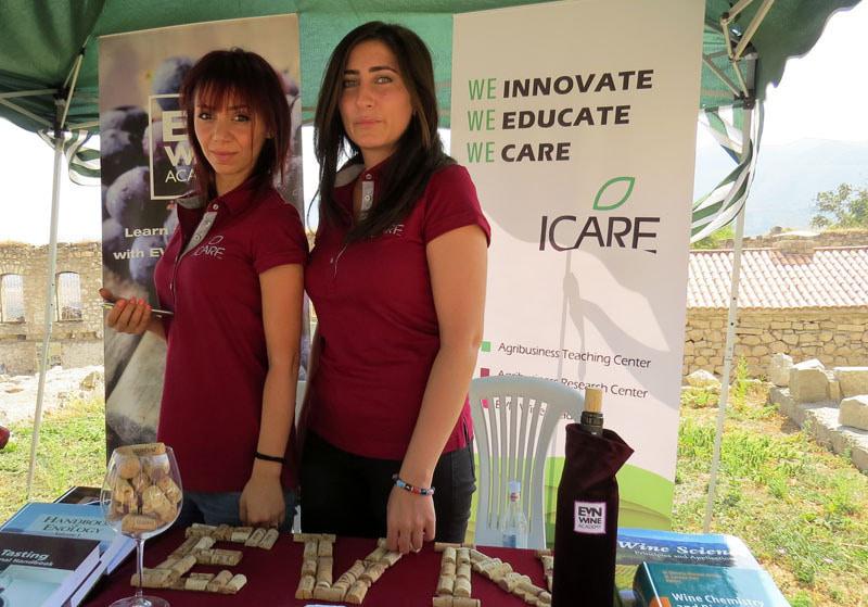 Менеджер Ереванской винной академии Сильва Атоян справа) и сотрудник академии Анушик Аветисян.