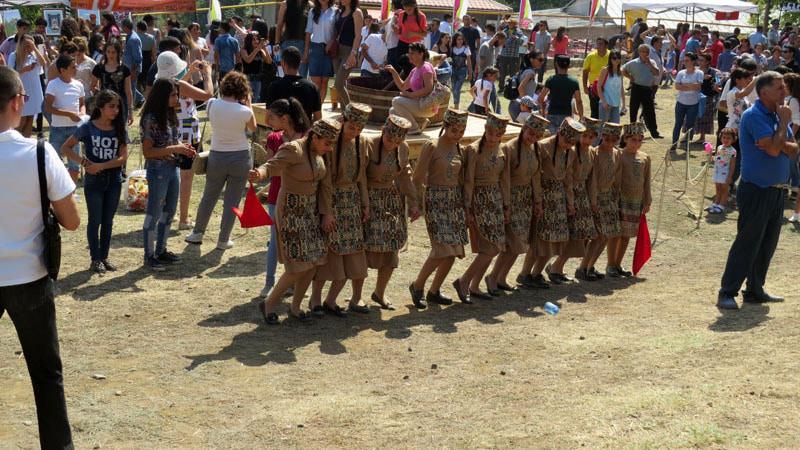 Девочки ансамбля дома искусств Карвачара танцуют национальный армянский танец