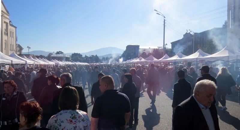  Сиреневый туман. Дым от шашлыка растилался по всей площади...