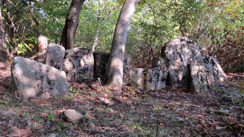 Где-то, на полпути к монастырю, увидели это Святое место, где местные жители делают матах (жертвоприношение)