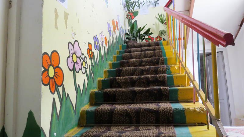 Лестница, ведущая на второй этаж, где находится центр.