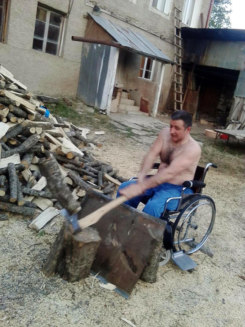 Для Эдика нет проблем наколоть дрова для дома. Фото из архива Эдика Ярамишяна. Для Эдика нет проблем наколоть дрова для дома. Фото из архива Эдика Ярамишяна.