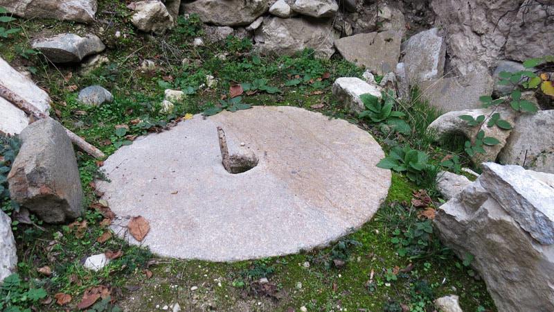 В одном из разрушенных домов мы увидели каменные жернова…