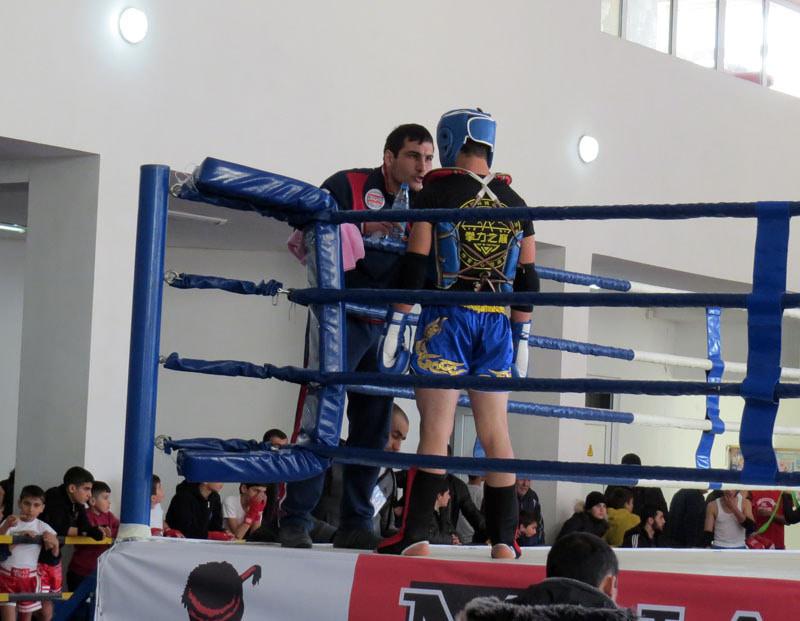 После первого раунда. Тренер Армен Григорян указывает на ошибки ученика. (Армения).