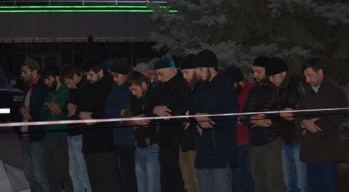Вечерняя молитва участников протеста. Магас, 6 октября 2018 года. Фото предоставлено "Кавказскому узлу" Якубом Гогиевым