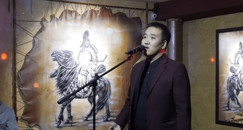 Скриншот видео выступления Адьяна Убушаева под названием "Ора дурн" Адьян Убушаев", опубликованного 5 марта 2019 года. https://www.youtube.com/watch?v=zVnsHTHjKsI Скриншот видео выступления Адьяна Убушаева под названием "Ора дурн" Адьян Убушаев", опубликованного 5 марта 2019 года. https://www.youtube.com/watch?v=zVnsHTHjKsI