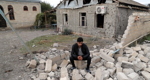 Селянин сидит на развалинах  забора своего дома. Фото Азиза Каримова для "Кавказского узла"