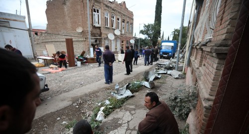 Жители Гянджи на улице после ракетного обстрела. Фото Азиза Каримова для "Кавказского узла"
