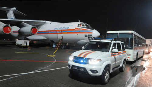 Спасатели готовятся к вылету. Фото пресс-службы МЧС России.